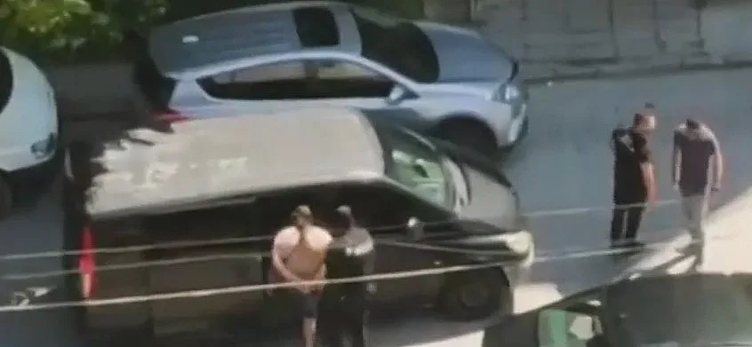 Бригадата на Ланеца с чадър от високо