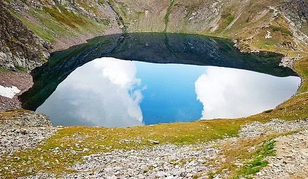 Издирват мъжа, окъпал се в езеро "Окото"