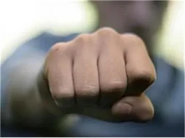 Бивш миньор преби дете и се барикадира