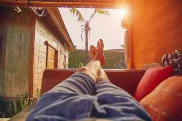 Защо не бива да спим с крака към вратата?