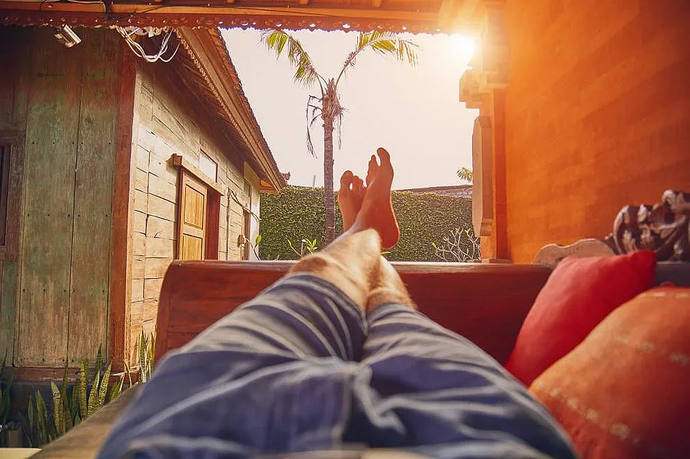 Защо не бива да спим с крака към вратата?