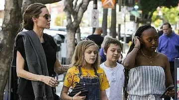 Джоли пие алкохол,  дава и на децата