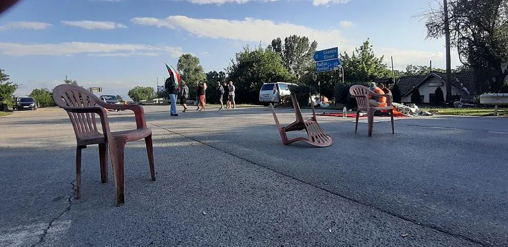 Четвърти ден блокада на пътя Сливен-Ямбол
