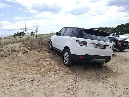 Наглост!Джип паркира на плажа край Приморско