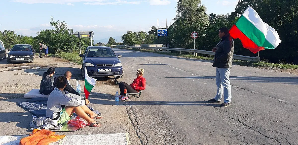 Само коли с деца пропускат протестиращите в Крушаре