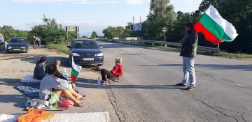 Само коли с деца пропускат протестиращите в Крушаре