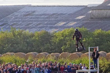 Французин прелетя над Ламанша с флайборд