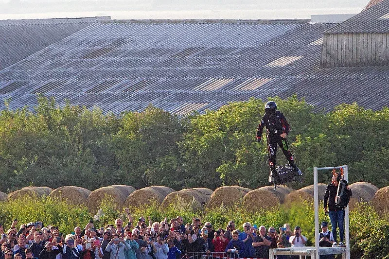 Французин прелетя над Ламанша с флайборд