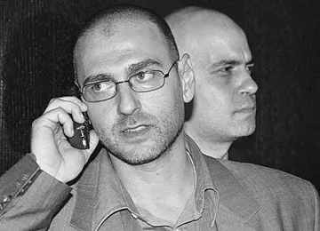 Лъв върху въртящо се зъбчато колело