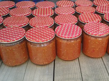 Туристи от Сърбия варят лютеница на Халкидики