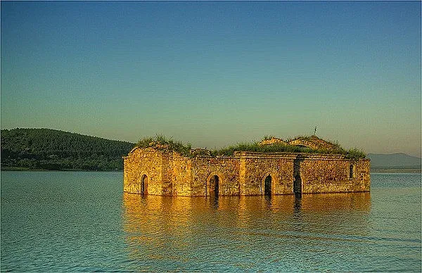 Първа литургия в потопена църква