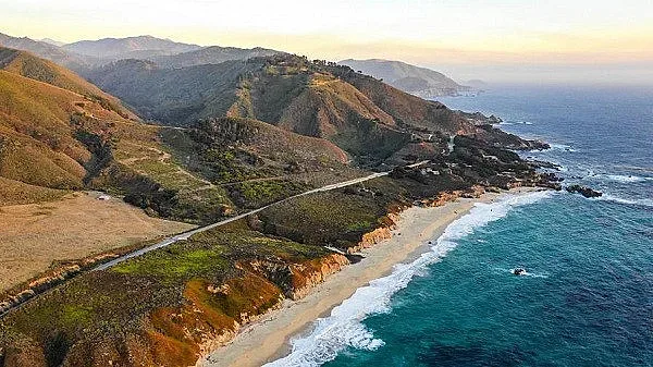 Скала рухна върху плаж в Калифорния