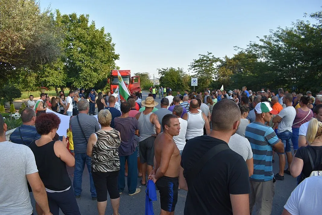 Две партии бунят стопани на протест