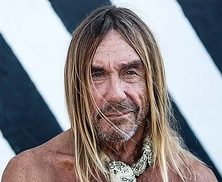 Иги Поп възпява Агент 007