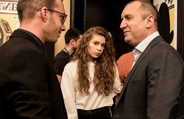 Щерката на Радев на море с министерски син