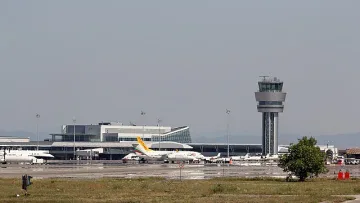 Бурята затрудни и въздушния трафик