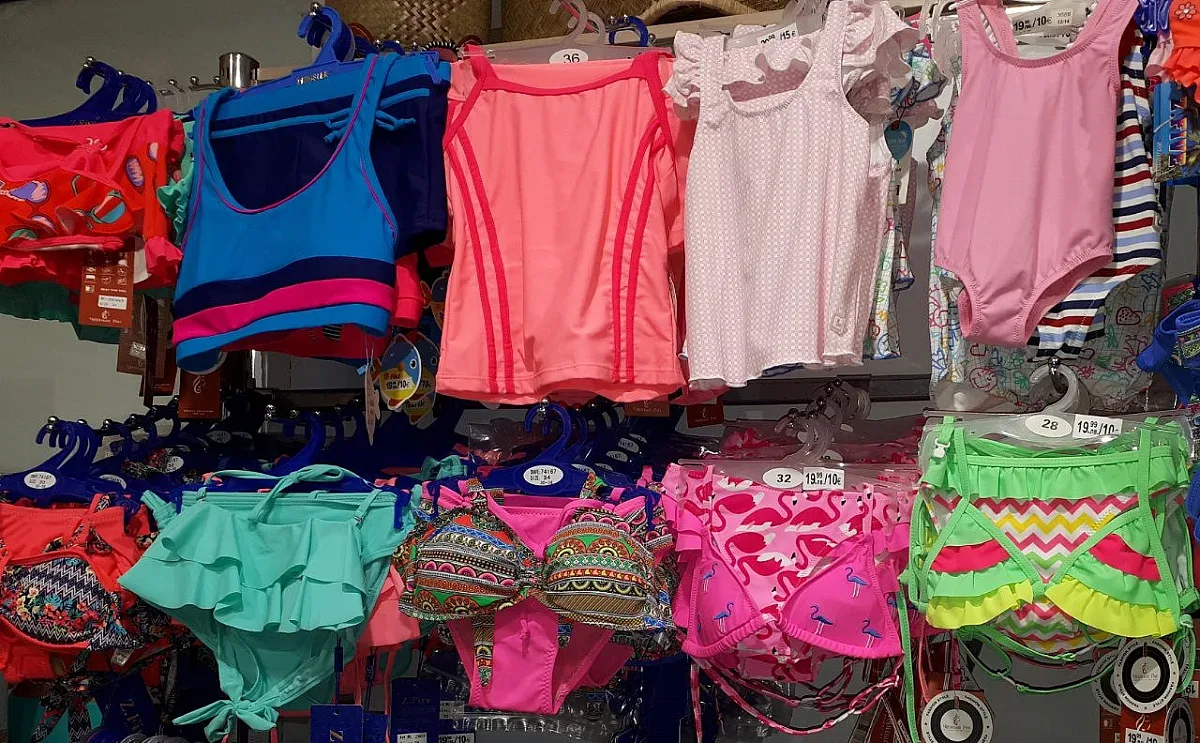 Опасни щампи на детски бански по морето