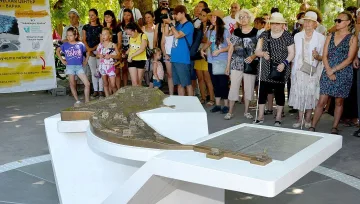 Изобразиха Морската градина на Варна за незрящи