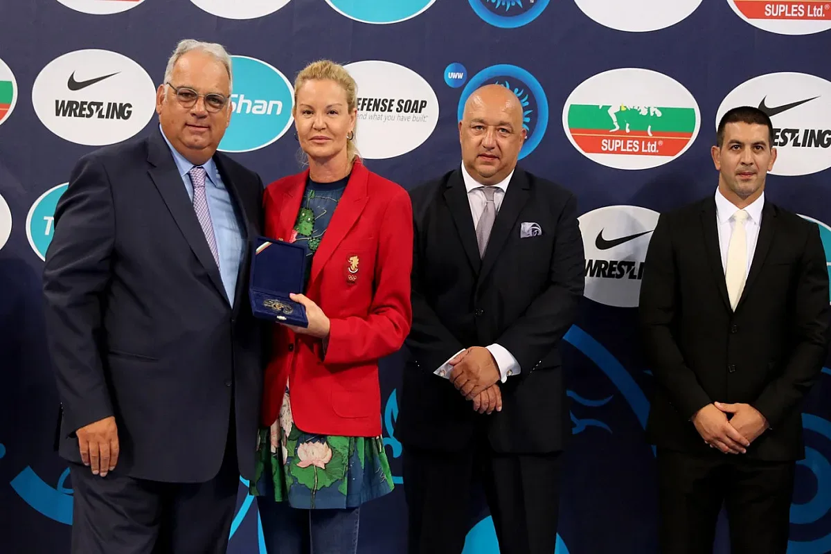 Костадинова награди Лалович с медал за "Олимпийски заслуги"