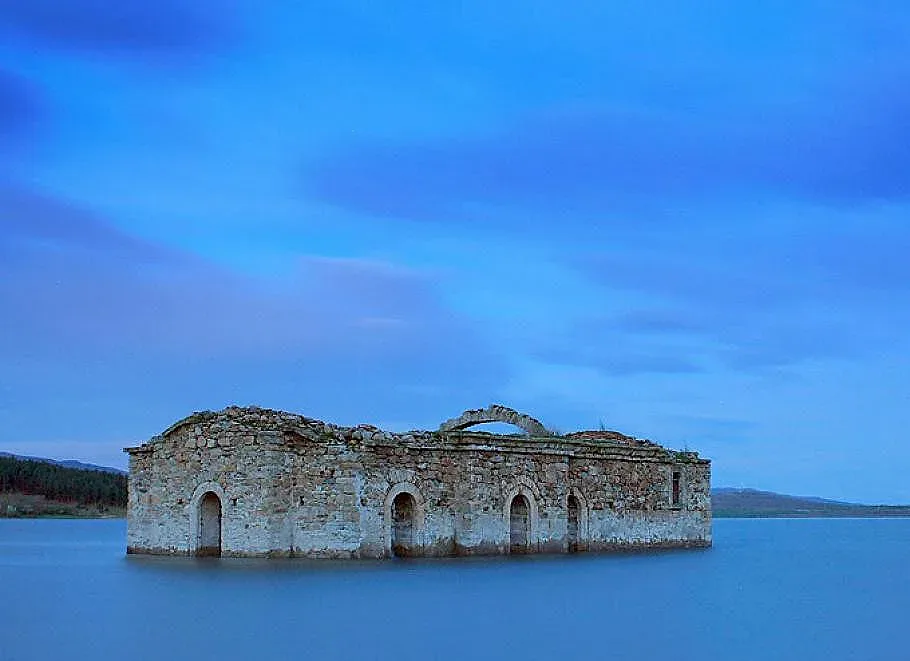 Дядо Киприан ще служи в потопената църква в яз. „Жребчево“