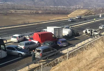 Продължават летните автомобилни "кланета" на пътя