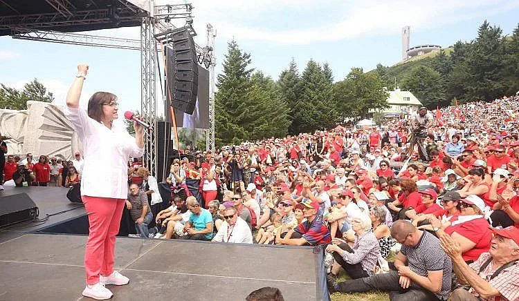 Нинова надъха своите на Бузлуджа