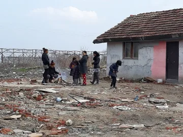Каракачанов представя промени в политиката за ромите