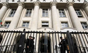 Гол мъж яхна лъв пред Съдебната палата
