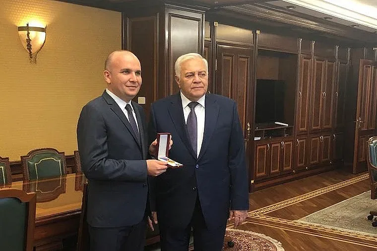 Илхан Кючюк с орден от парламента на Азербайджан