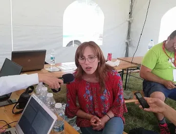 Американка пее народни песни на Рожен