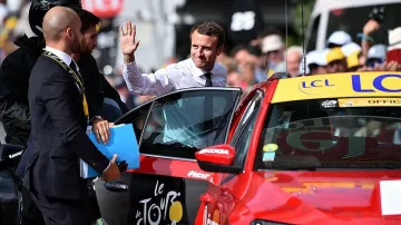 И Макрон се качи на джипка