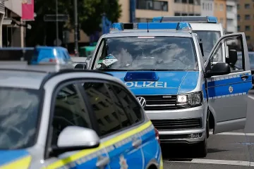 Самолет се заби в сграда в Германия, трима загинаха