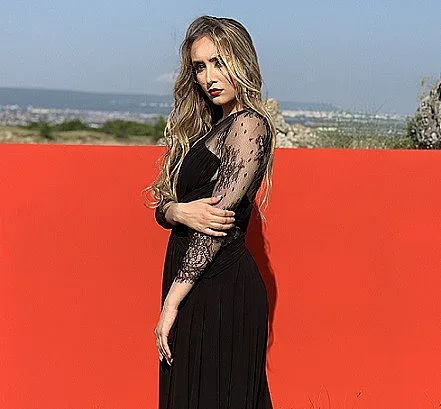 Дара Екимова пее на гръцки в летен хит