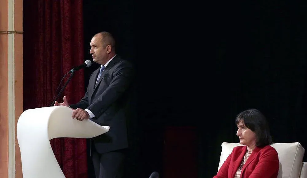 Президентът се тросна по военни и цивилни теми