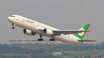 Бомба спря самолет, свалиха 130 пътници