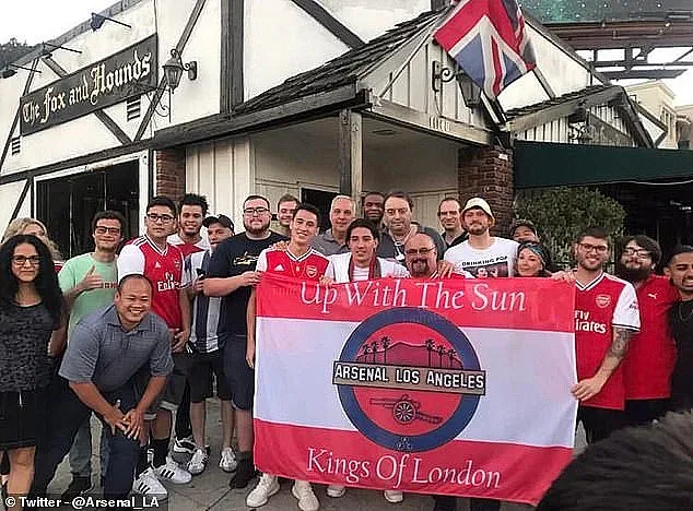 Ас на Арсенал пее в бар по време на контрола