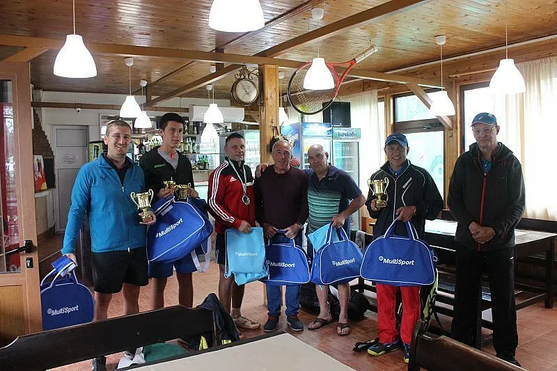 Шампион по борба спечели титла в тениса