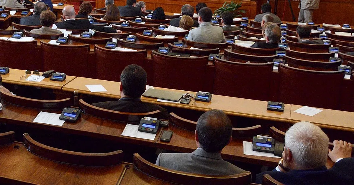 Парламентът заседава извънредно днес