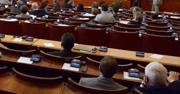 Парламентът заседава извънредно днес