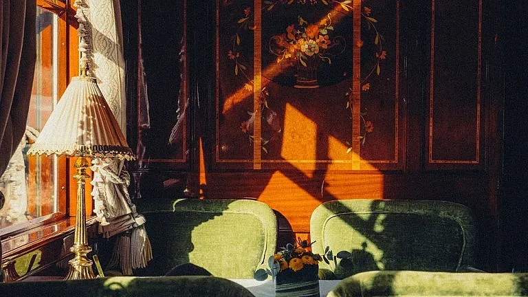 Лукс и панорама. Ето колко струва с влак