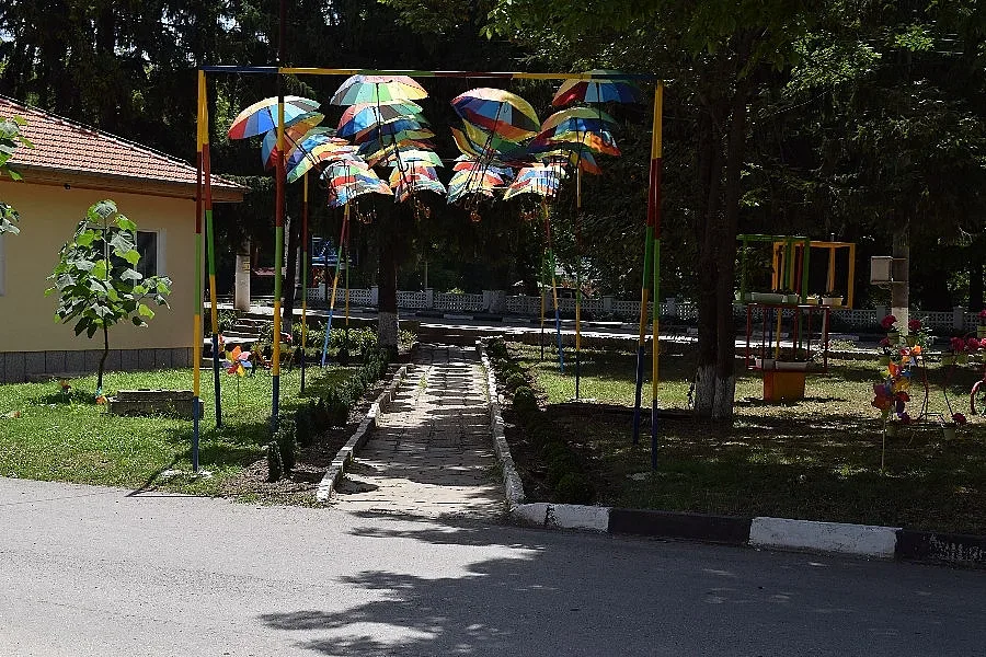 Алея на чадърите посреща туристите в Алфатар