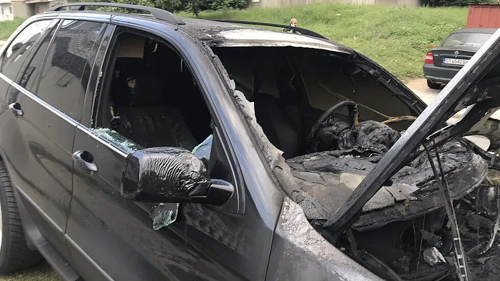 Кола изгоря на паркинг в Казанлък