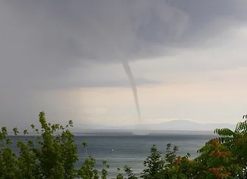 Смерч стресна летовници край Несебър и Равда