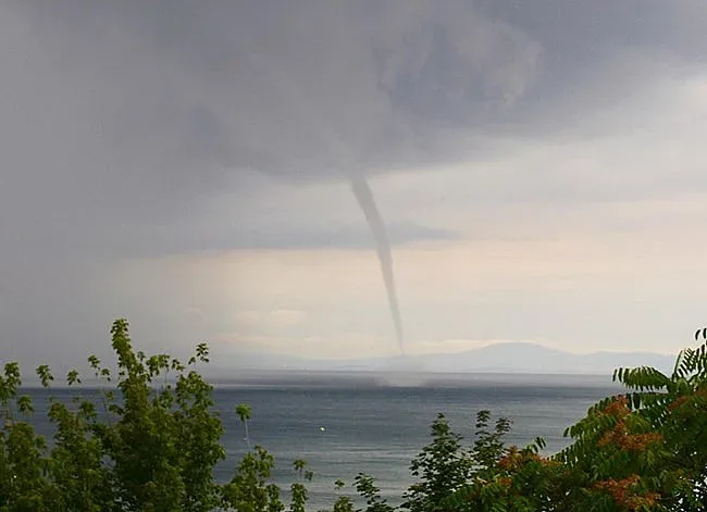 Смерч стресна летовници край Несебър и Равда