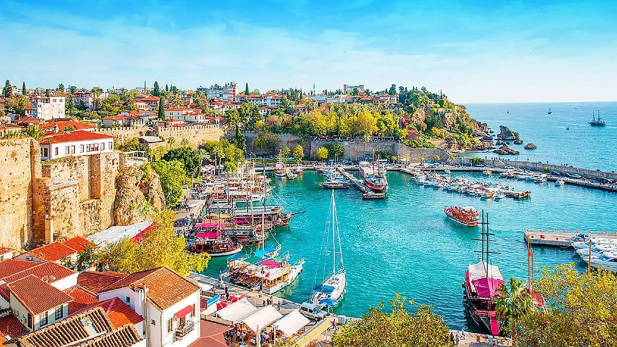 Още от април. Бум на туристите в Анталия