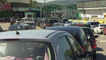 Керванът от гастарбайтери затапи границата