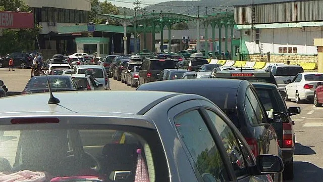 Керванът от гастарбайтери затапи границата