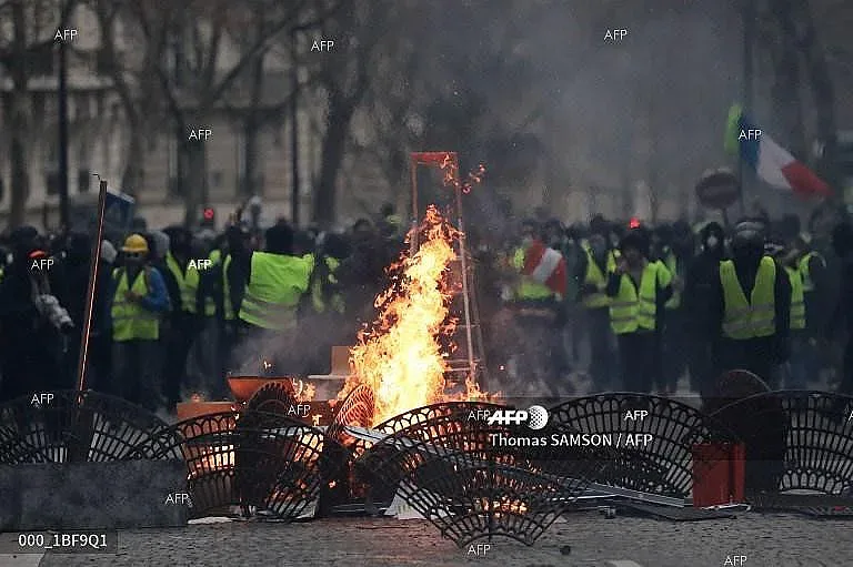 "Жълти жилетки" вдигат барикади след парада в Париж