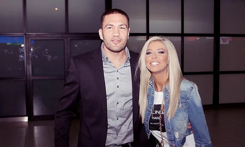 Кобрата живеел с нова приятелка