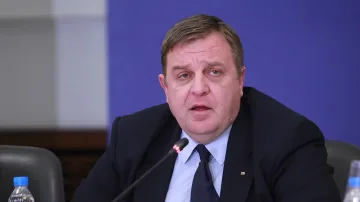 Каракачанов подписа договорите за F-16